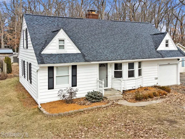 6916 Desmond Rd, Waterford, MI 48329