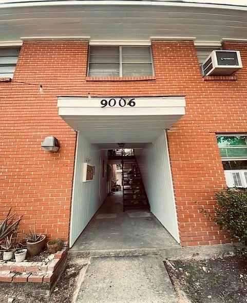 2 bed, 1.0 bath, $1,200 — Photo 2