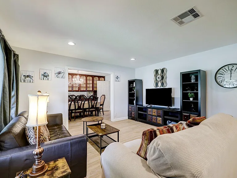 2824 E Palm Cir — Photo 4