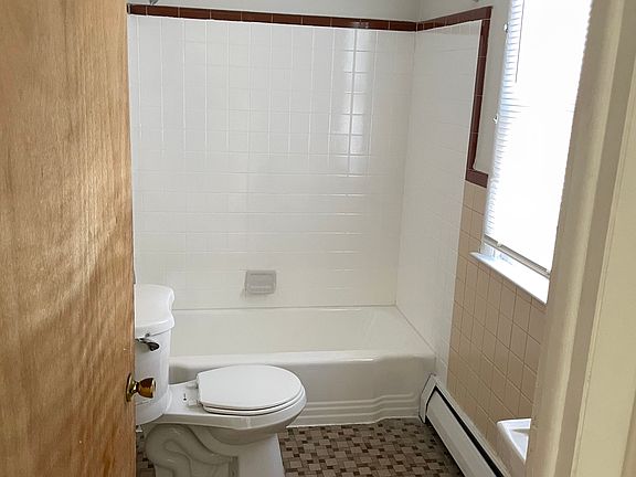 5th image of 204 Woodlawn Ave #B