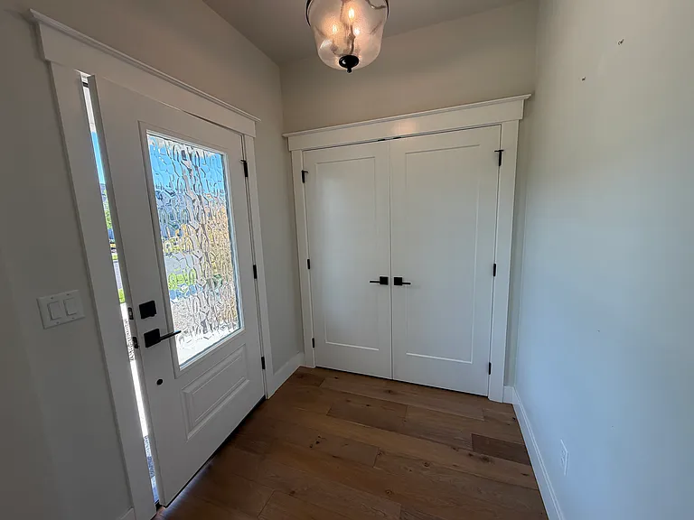 410 Castle Rock Dr — Photo 2
