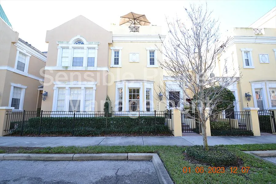 2405 Victoria Gardens Ln