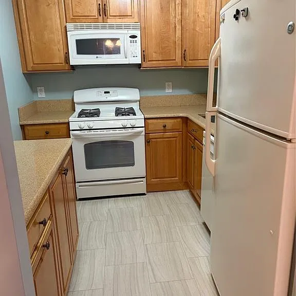 601 Sunshine Ct #601 — Photo 4