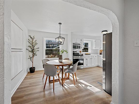 5th image of 702 Luckystone Ave