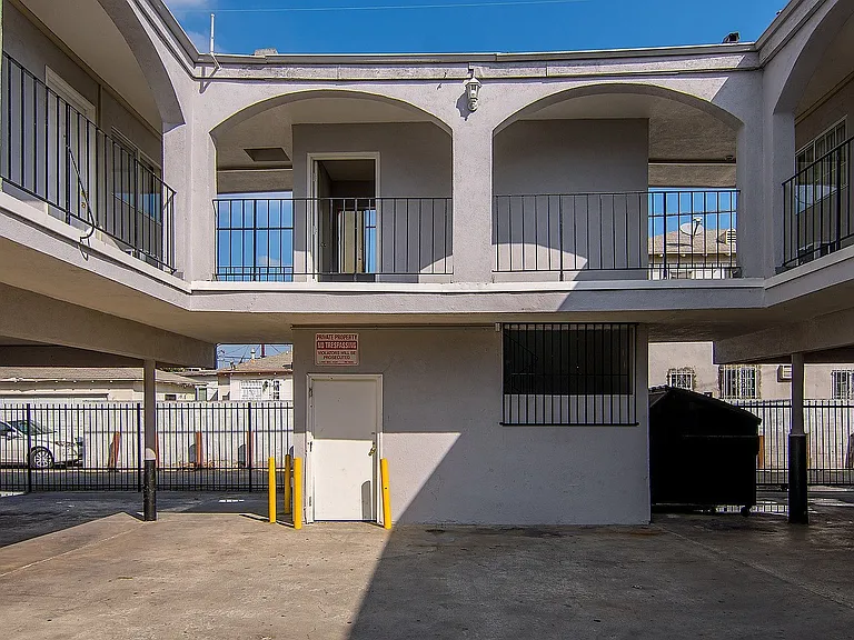 West Adams Studio Apartments — Photo 33