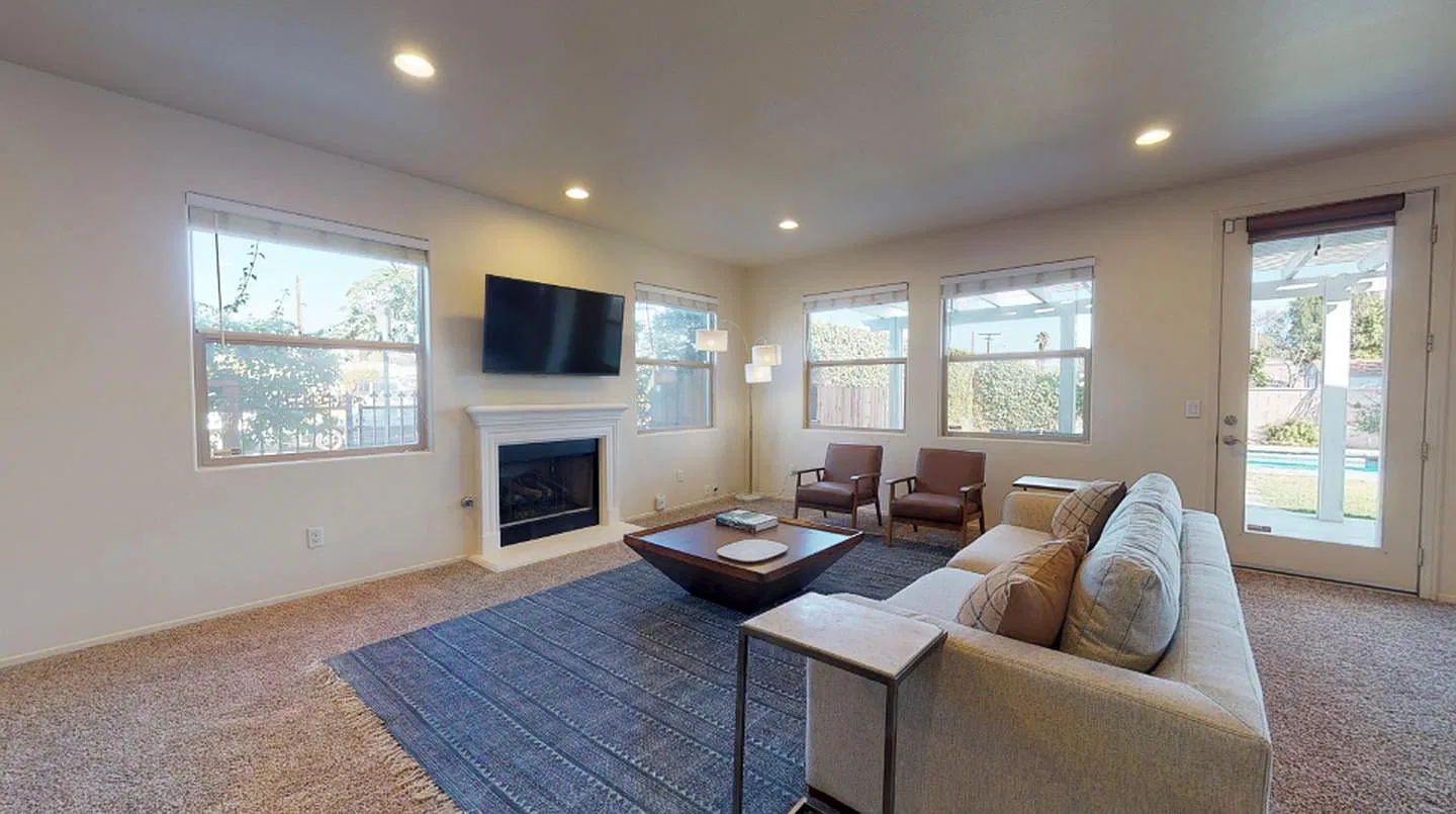 Private Bedroom in Spacious North Hollywood Home with Landscaped Pool — Photo 2