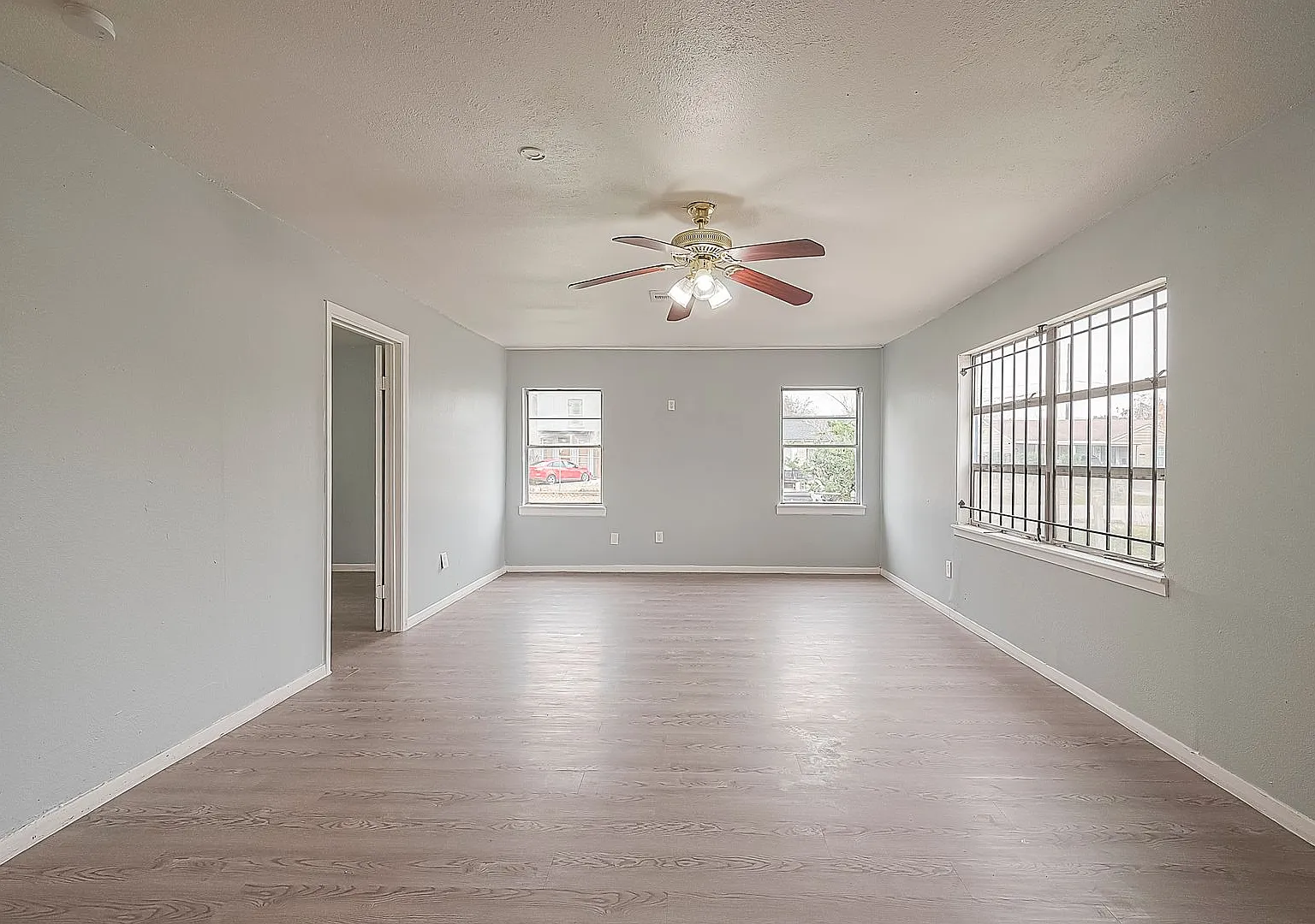 Spacious 3-Bed, 2-Bath Home with Large Backyard Convenient South Houston Home Near Medical Center... — Photo 4