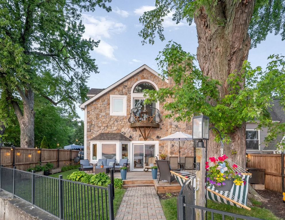 68 Lake Ln, Fox Lake, IL - View 2