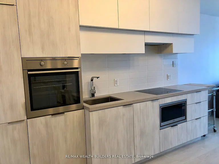 8 Eglinton Ave E #1010 — Photo 3