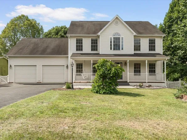 282 Four Seasons Dr, Troutville, VA 24175