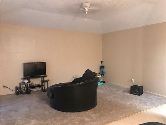 3rd image of 5949 N Oak Dr