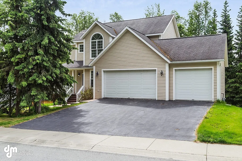 Beautiful home with 5 bedroom, 3.5 baths, 3 car garage. — Photo 2