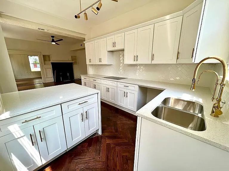 417 W Franklin St — Photo 5