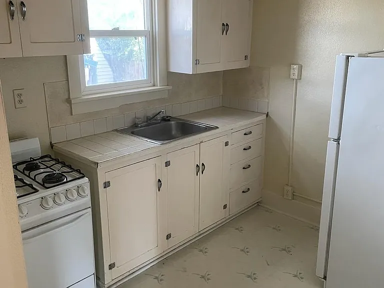 208 Clark St — Photo 4
