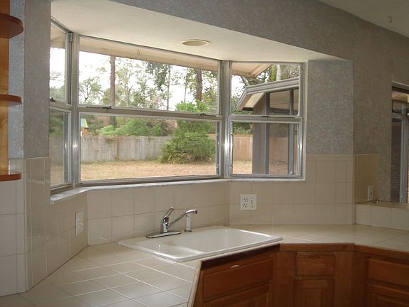 kitchen bay window