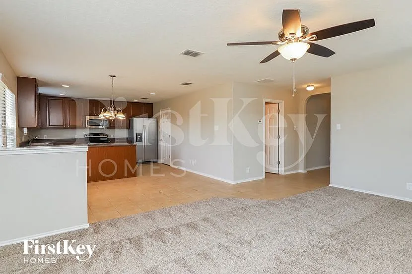 3 bed, 2.5 bath, 2152 sqft, $1,650 — Photo 3