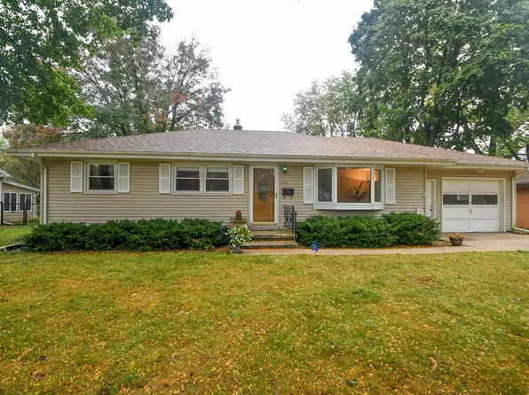 900 N Bel Ayr Dr, Waukesha, WI 53188