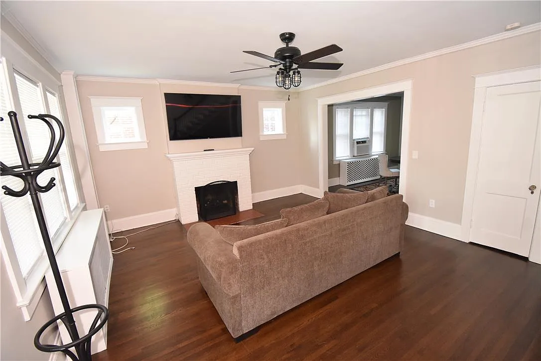 4 bed, 3.0 bath, 1651 sqft, $2,700 — Photo 3