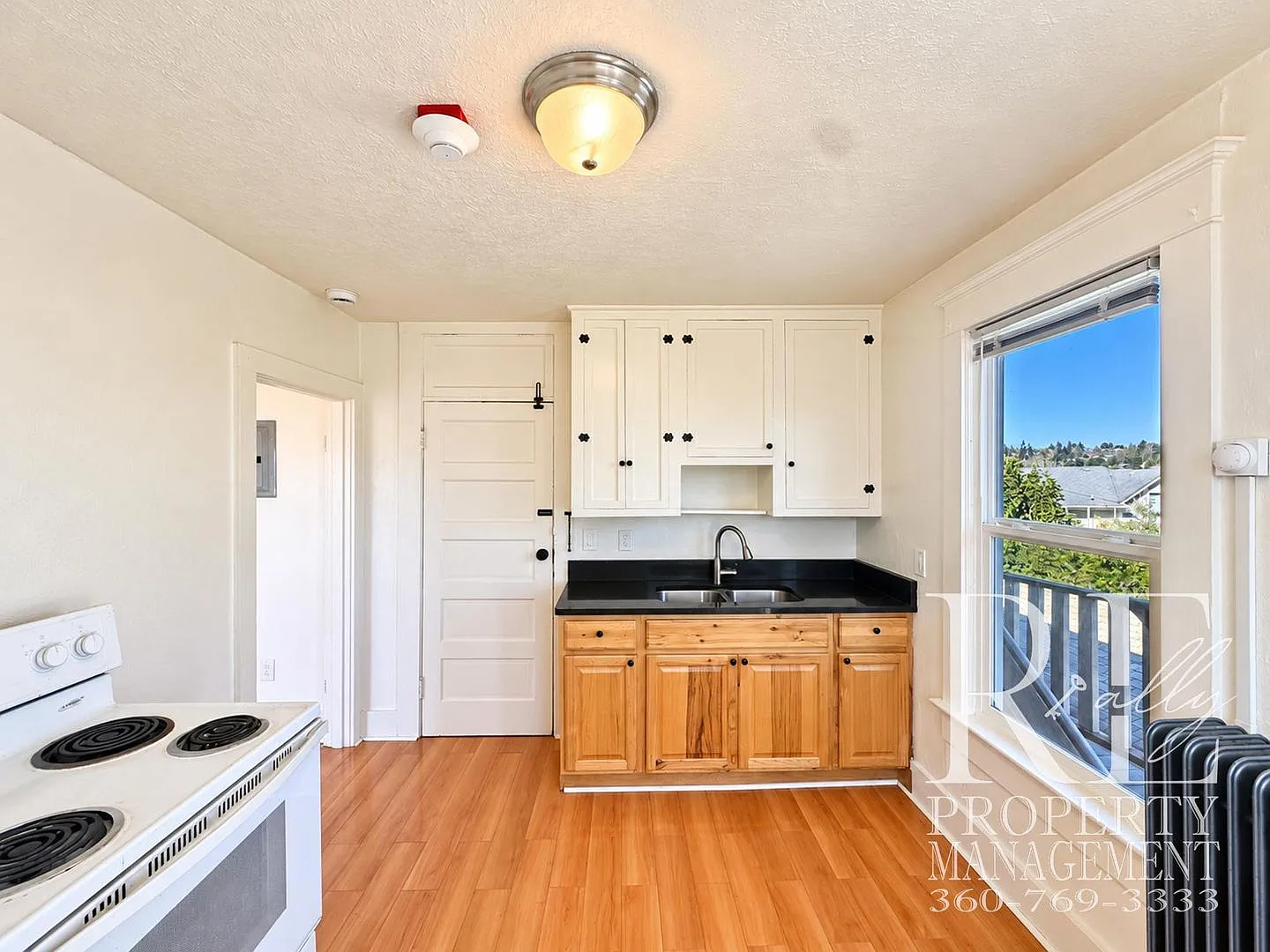 902 Pleasant Ave — Photo 4