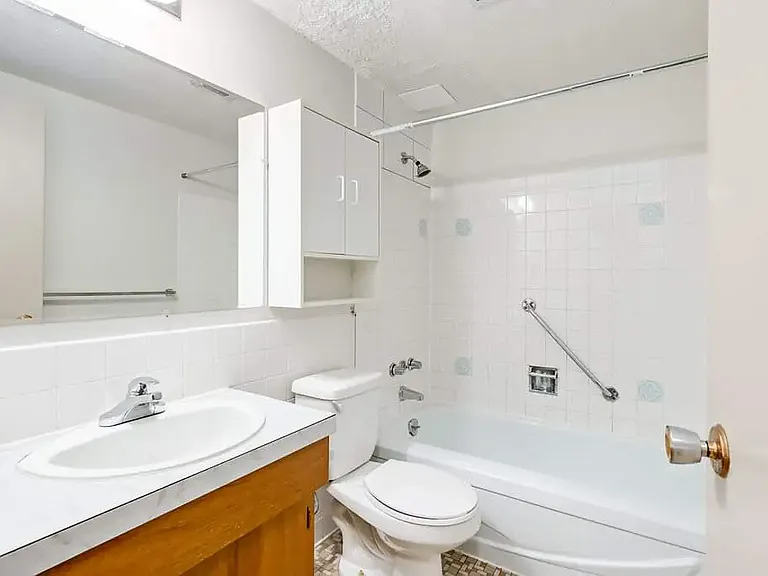 268 7a Ave S — Photo 5