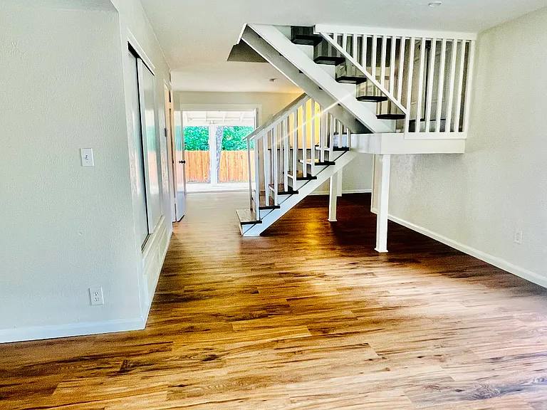5429 Prince Dr — Photo 3