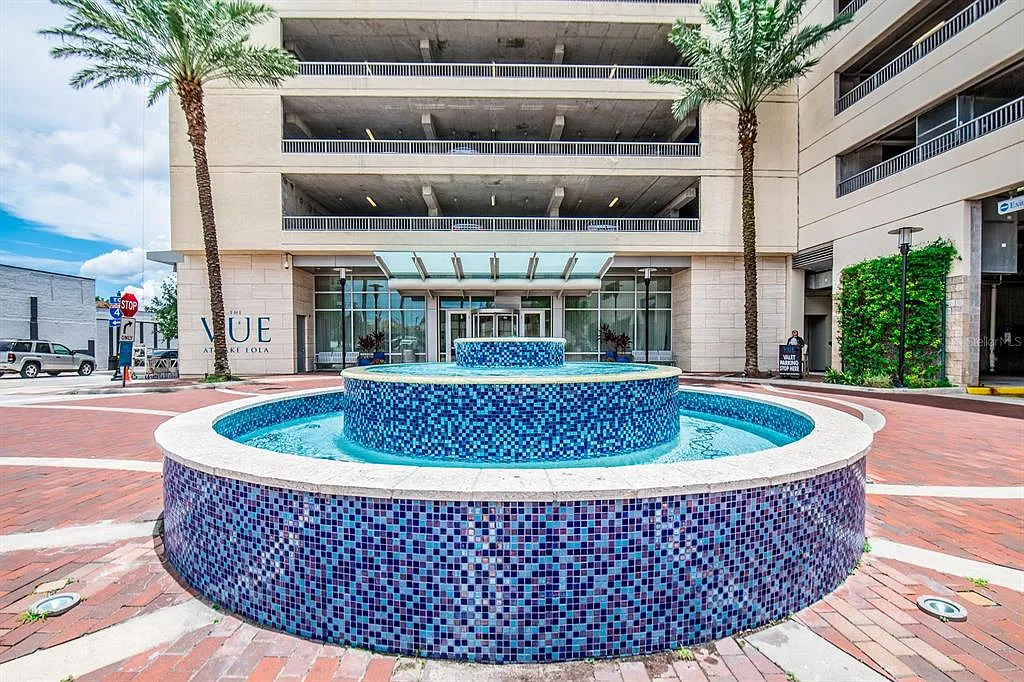 1 bed, 1.5 bath, 932 sqft, $2,600 — Photo 2