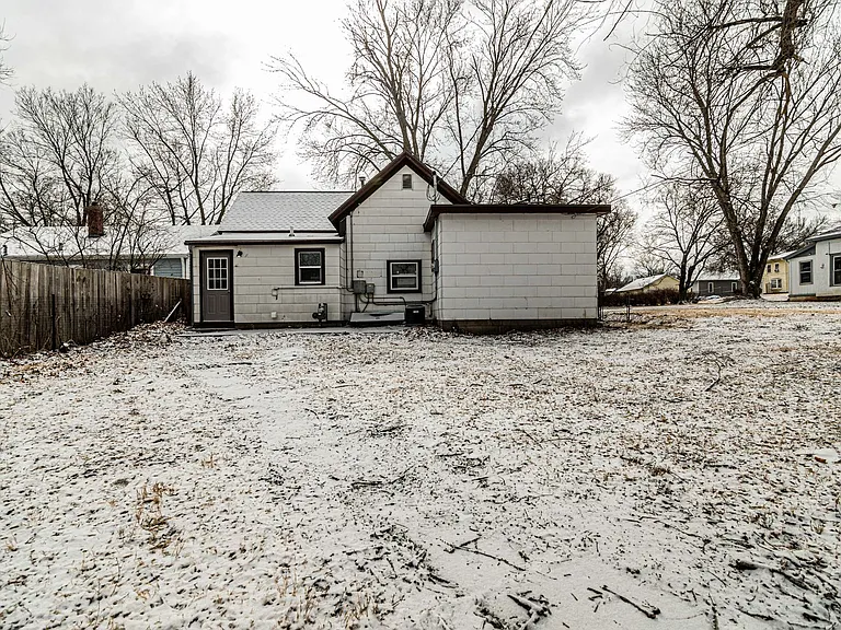 214 W Walnut St — Photo 3