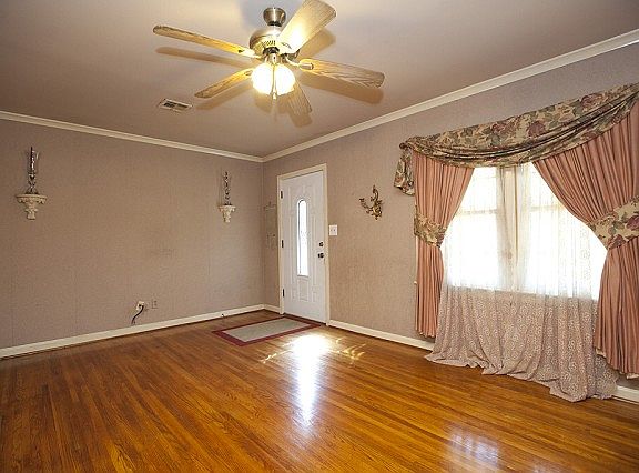 Bright and open entry