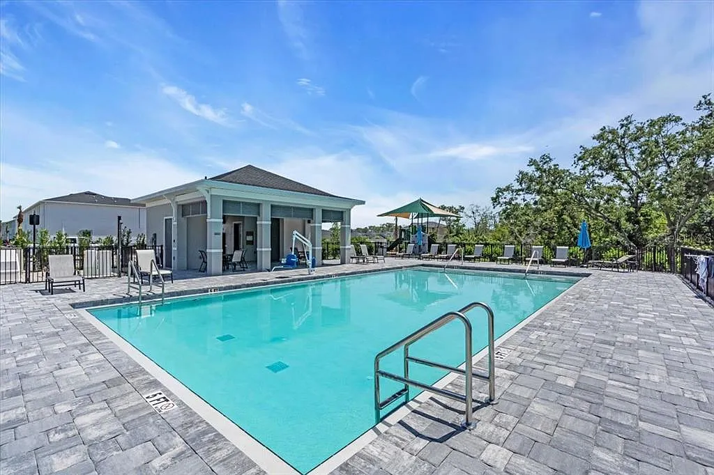 5 bed, 2.5 bath, 2216 sqft, $2,995 — Photo 3