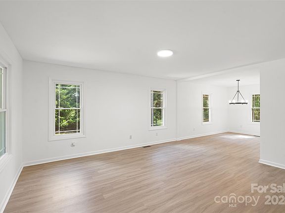 5th image of 143 Pine Valley Dr