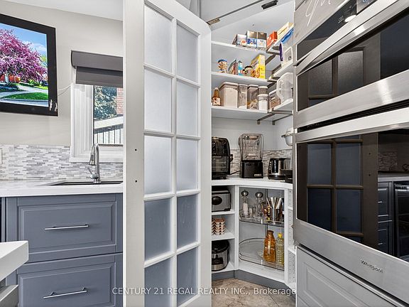 4th image of 481 Camelot Dr W