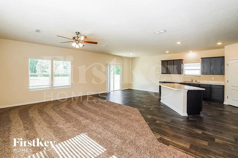 4 bed, 2.5 bath, 2210 sqft, $2,565 — Photo 4