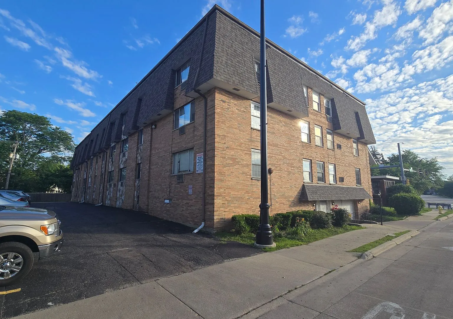 Somerset Apartments — Photo 3