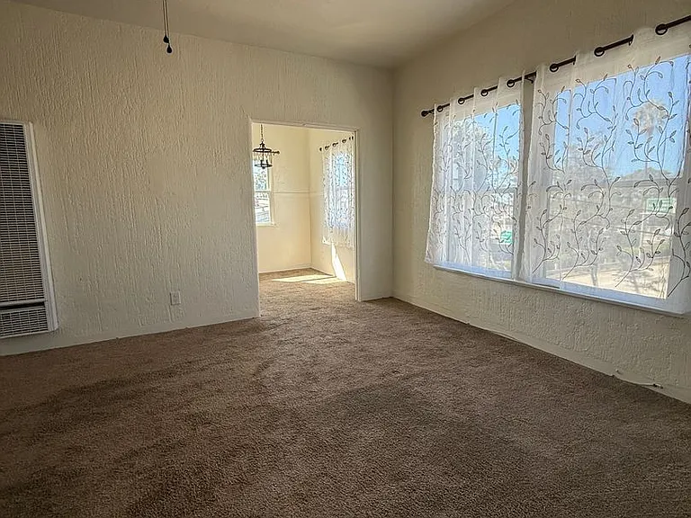 558 E Thompson Blvd — Photo 5