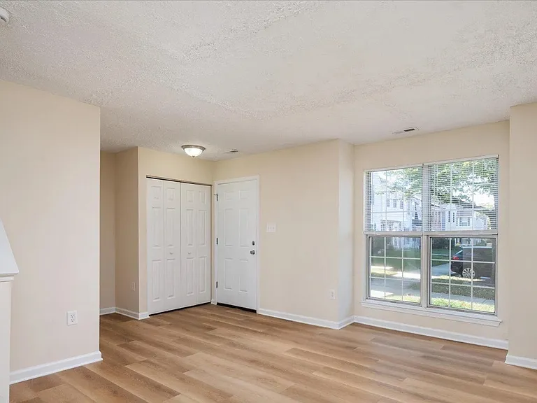 2431 W Rosecroft Village Cir — Photo 5