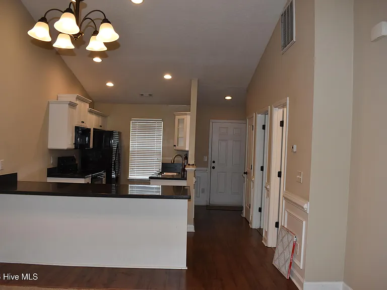 301 York Ln — Photo 2
