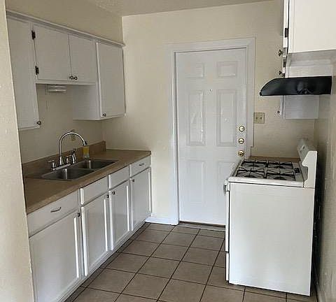 3rd image of 810 Hazelton St APT B