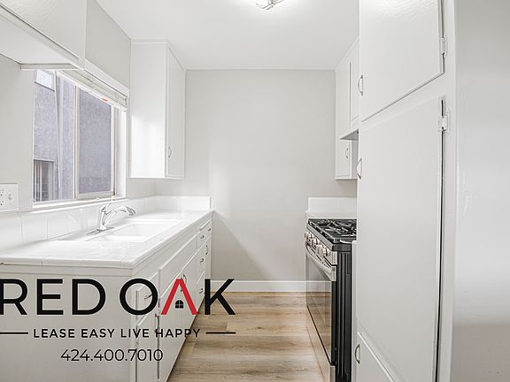 3rd image of 15405 Vanowen St #26
