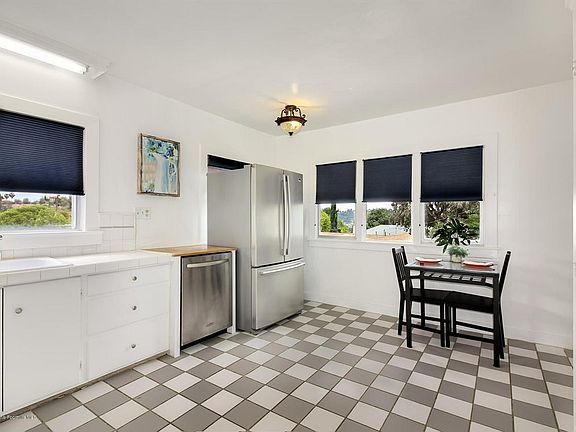 5th image of 912 Palm View Dr