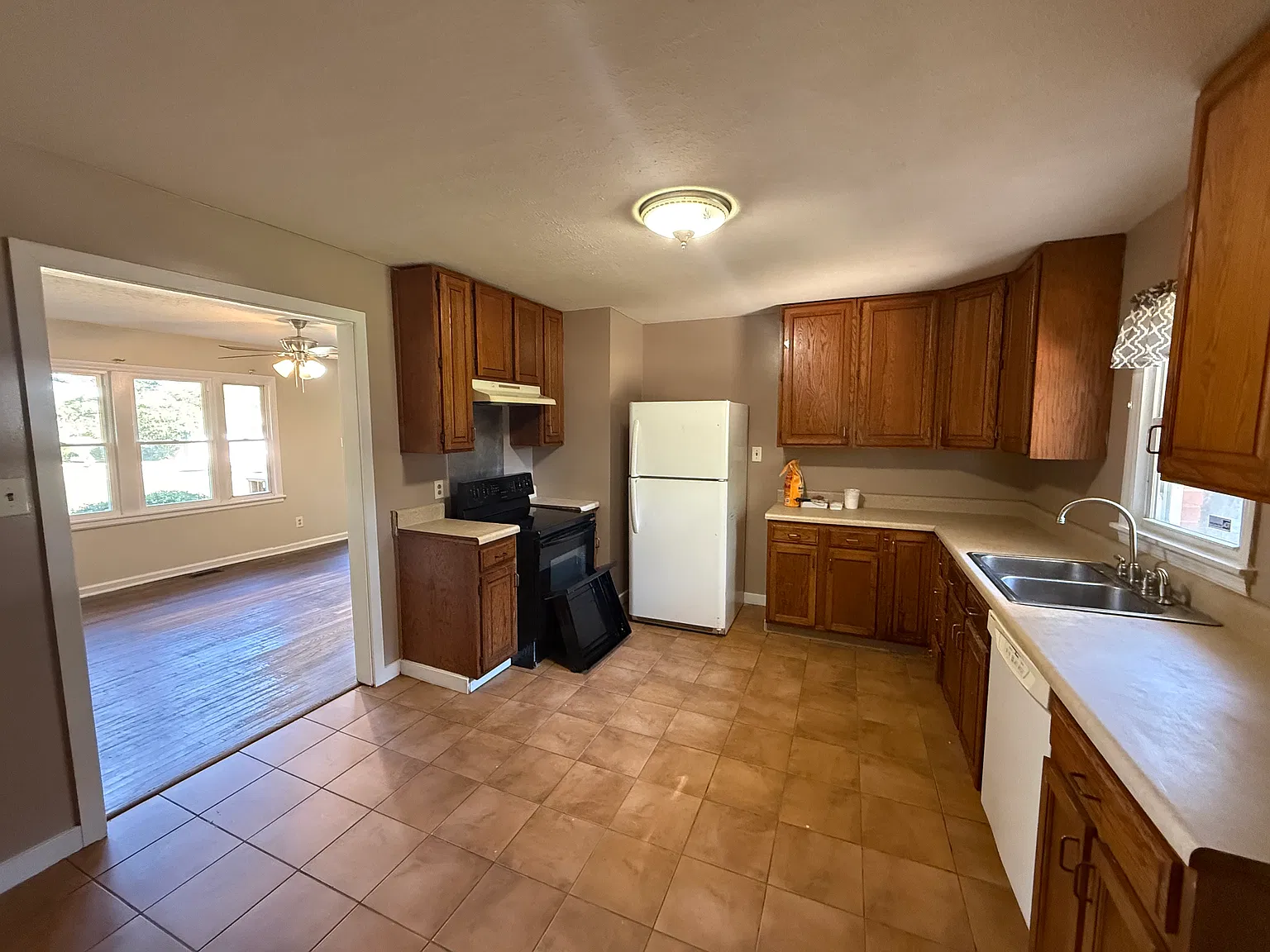 4 bed, 1600 sqft, $1,600 — Photo 3
