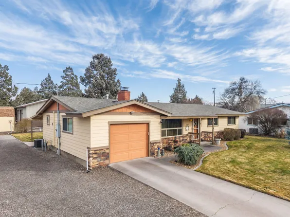 1066 SW Canyon Dr, Redmond, OR 97756