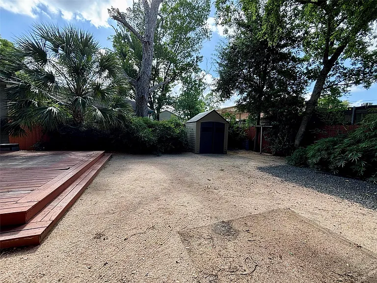 1039 Robbie St — Photo 9