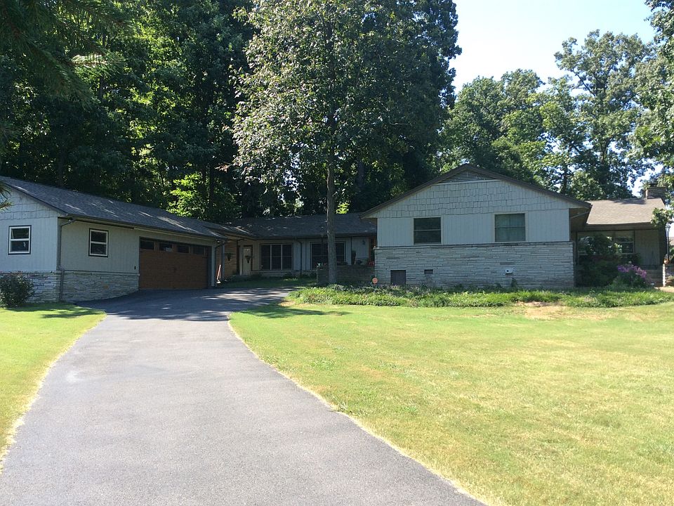 Front view with driveway