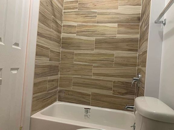 3rd image of 451 W 36th St APT 3D
