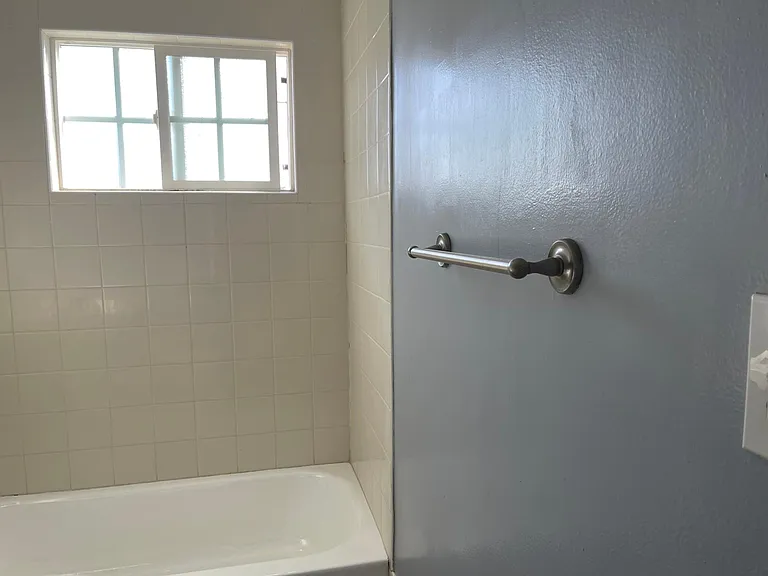 Bath tub with tile all aroud