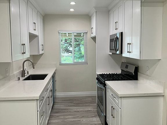 3rd image of 1700 Peppertree Ln #6