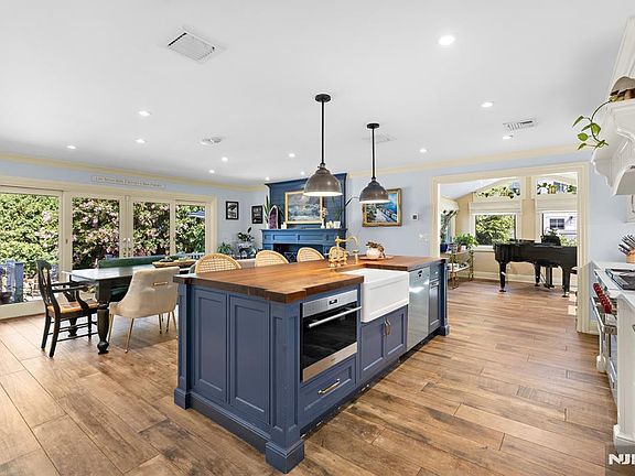 4th image of 440 Colonial Boulevard
