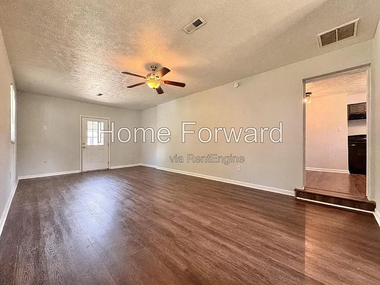 122 Estonia Dr — Photo 4