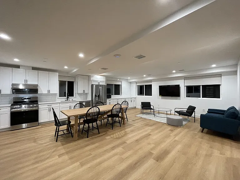 1353 W 37th St #9 — Photo 6