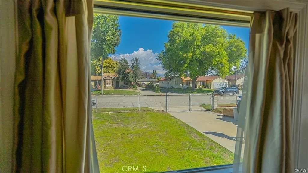 3 bed, 1044 sqft, $3,380 — Photo 4